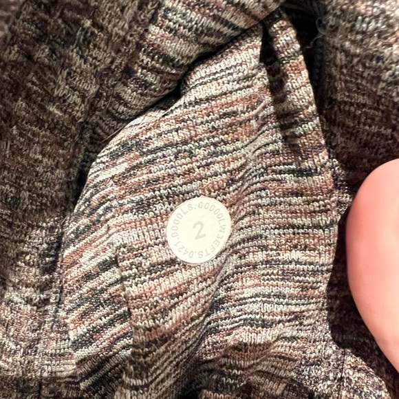 Lululemon quarter zip performance slim fit sweater size 2 w/ pockets/thumb holes - Picture 5 of 5